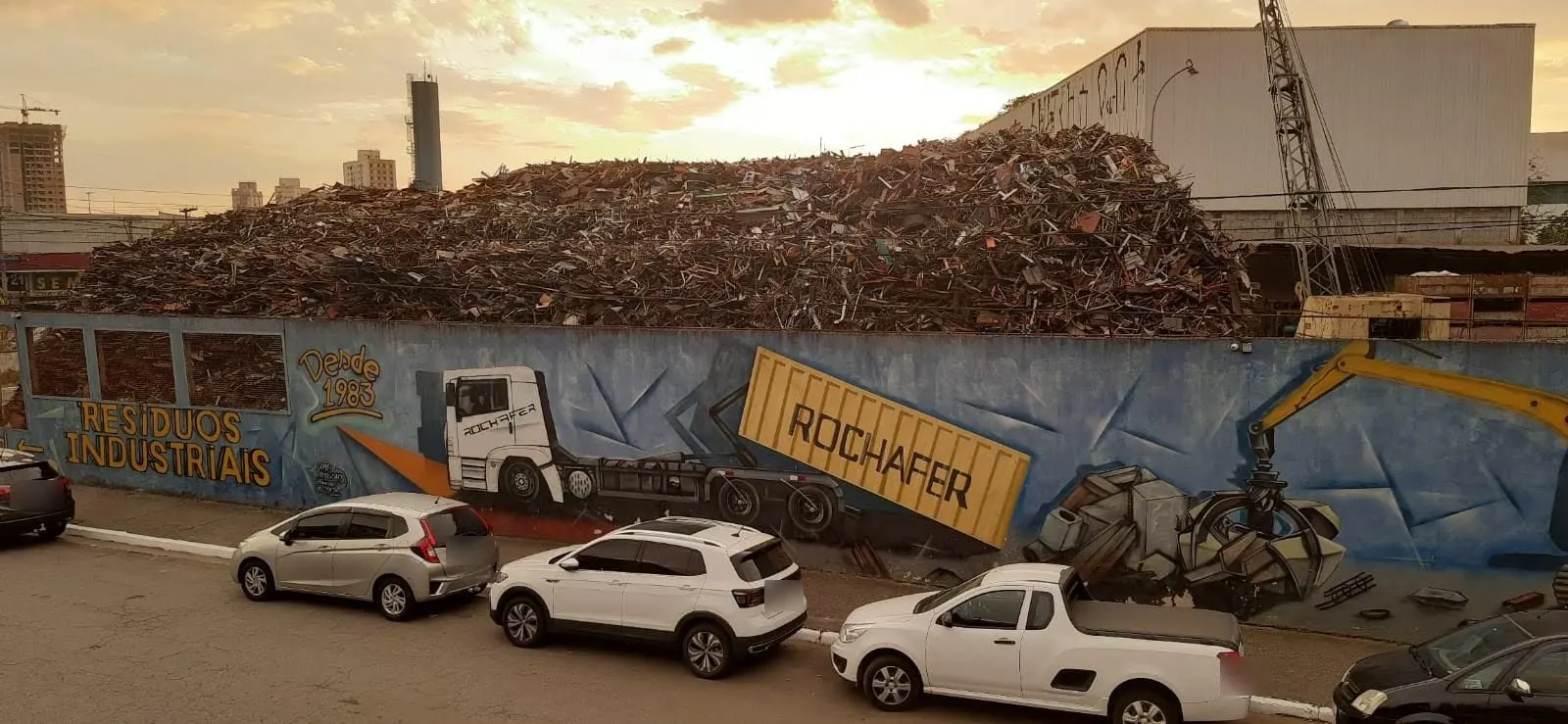 Muro grafitado da Rochafer com a inscrição 'Desde 1983 · Resíduos industriais' na Vila Califórnia