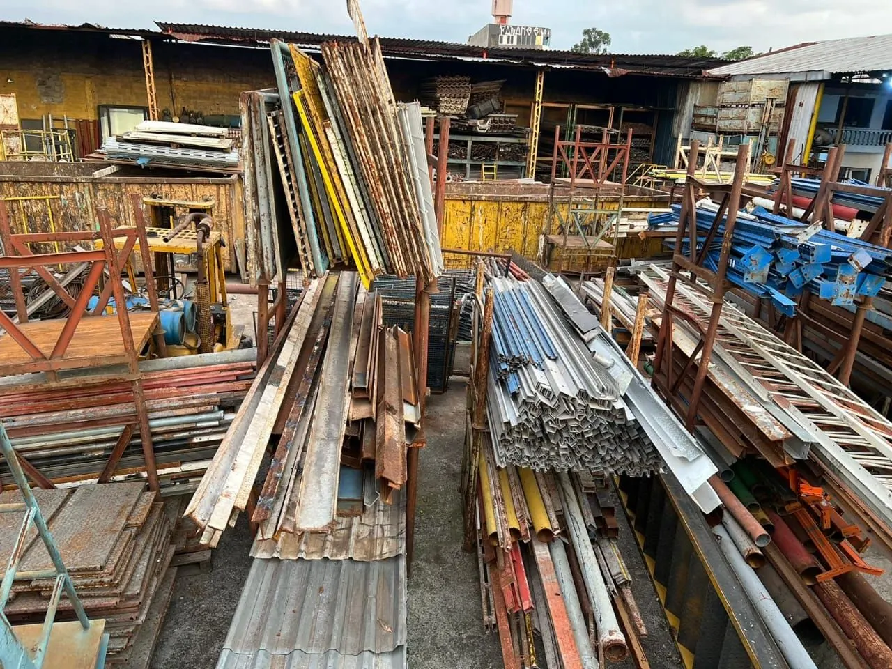 Pátio com material separado