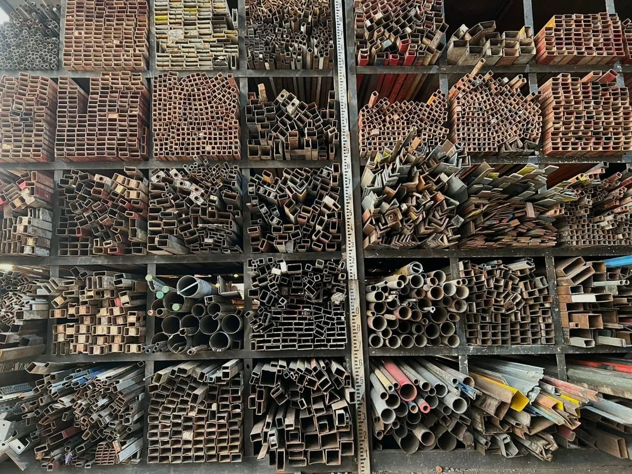 Tubos e metalons usados separados por bitola em racks
